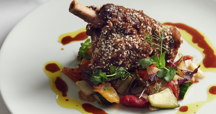 Gourmet Fleisch mit Gemüse Küche auf weissem Teller im Hotel Scheuble Zürich